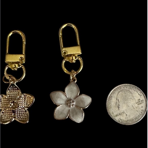 💰 3 for $ 15 Elegant Gold and White Flower Keychain/Purse Charm NWOT - Picture 3 of 4
